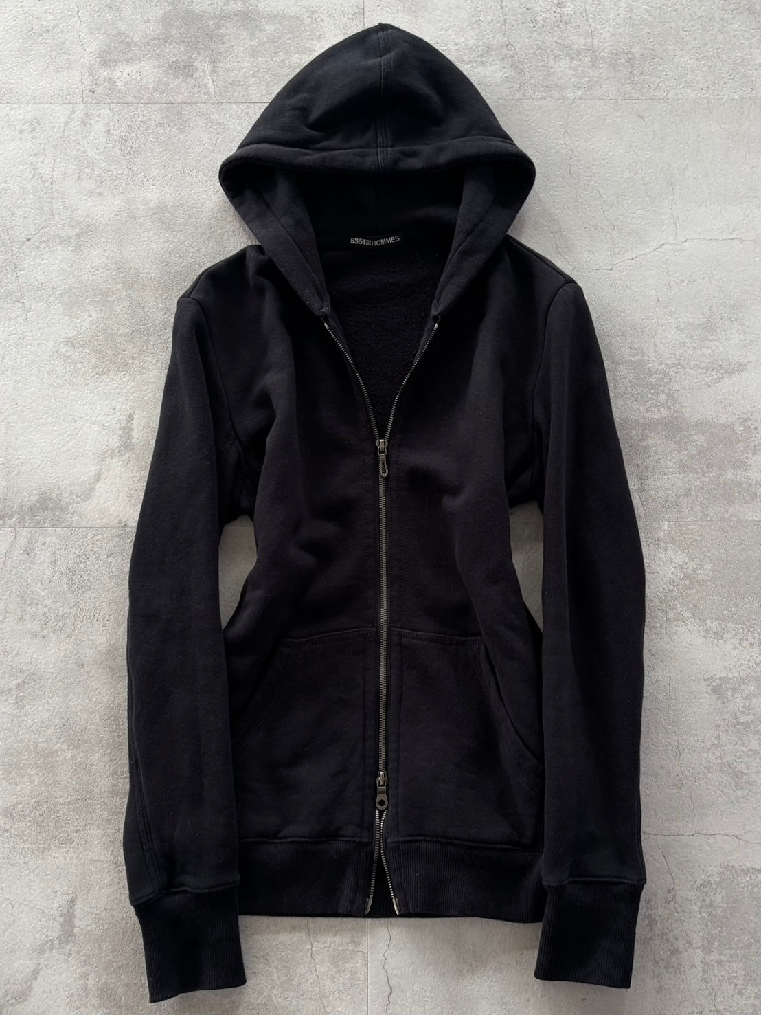 5351 POUR LES HOMMES MINIMAL DARK ZIP HOODIE