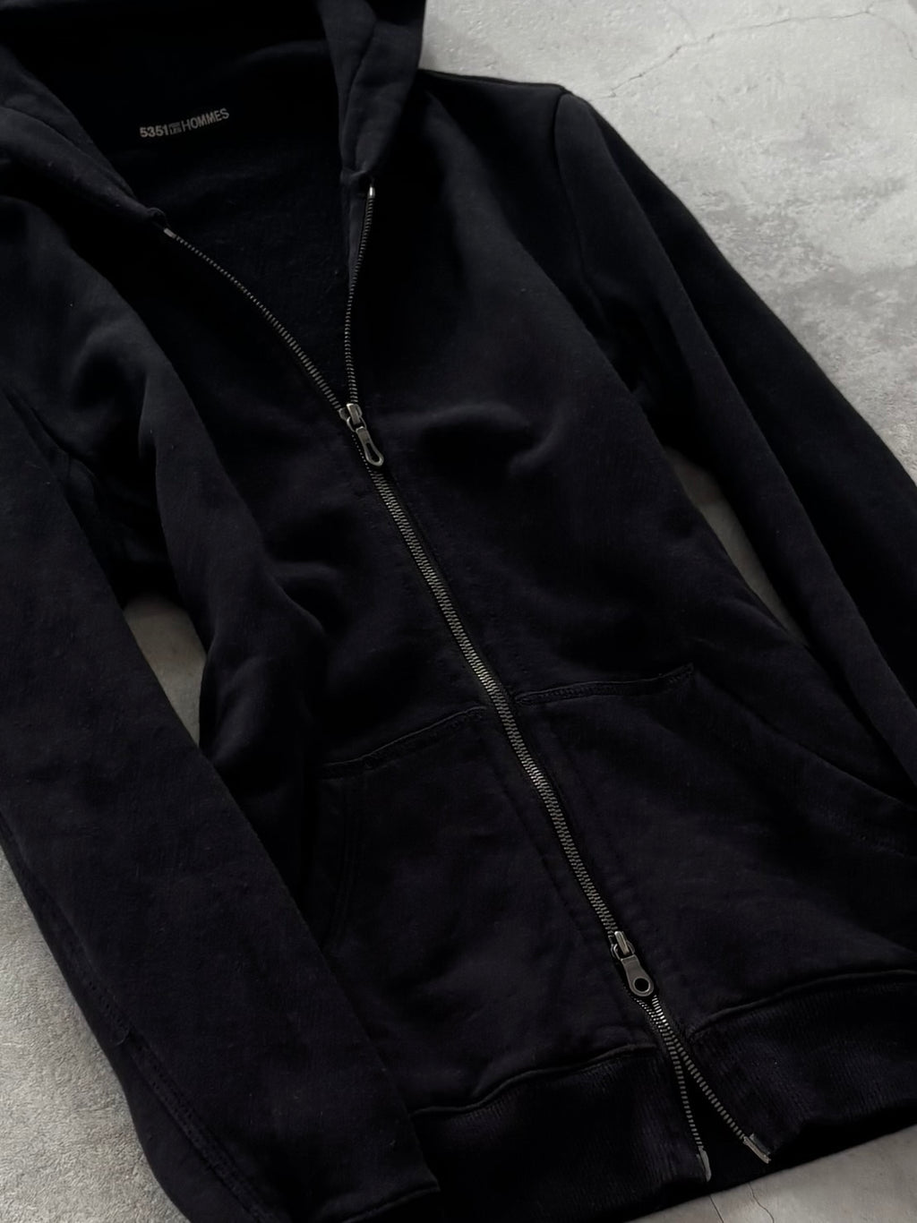 5351 POUR LES HOMMES MINIMAL DARK ZIP HOODIE