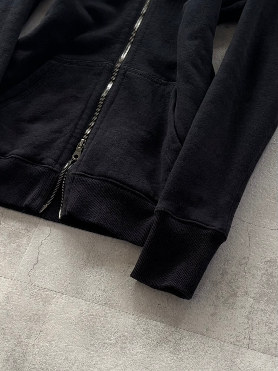 5351 POUR LES HOMMES MINIMAL DARK ZIP HOODIE