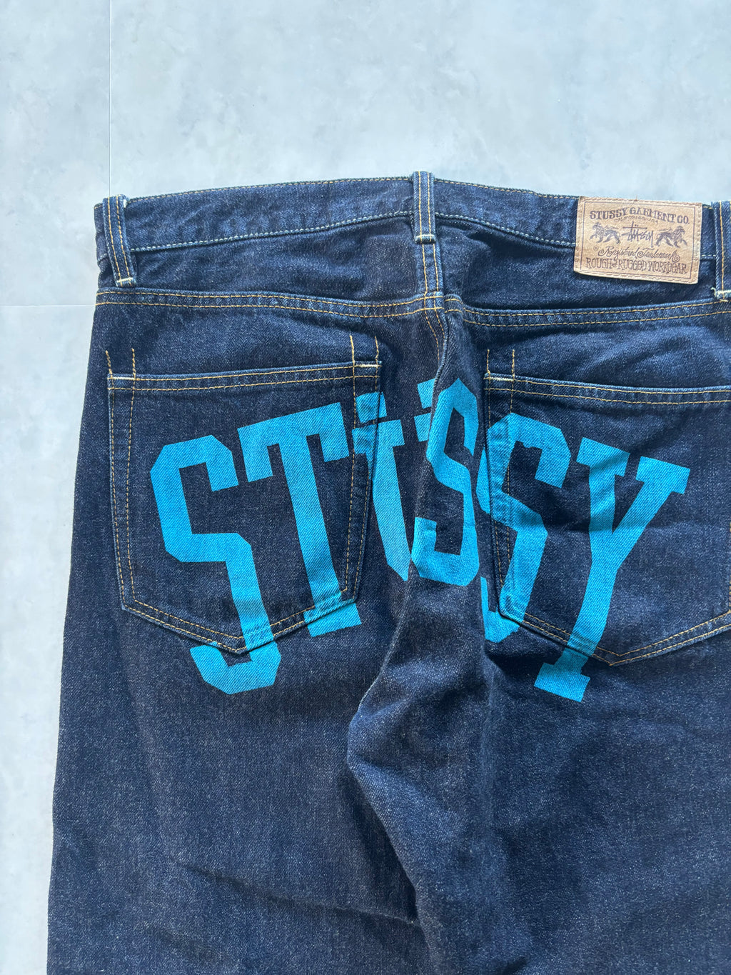 STUSSY Back Paint Logo Jeans